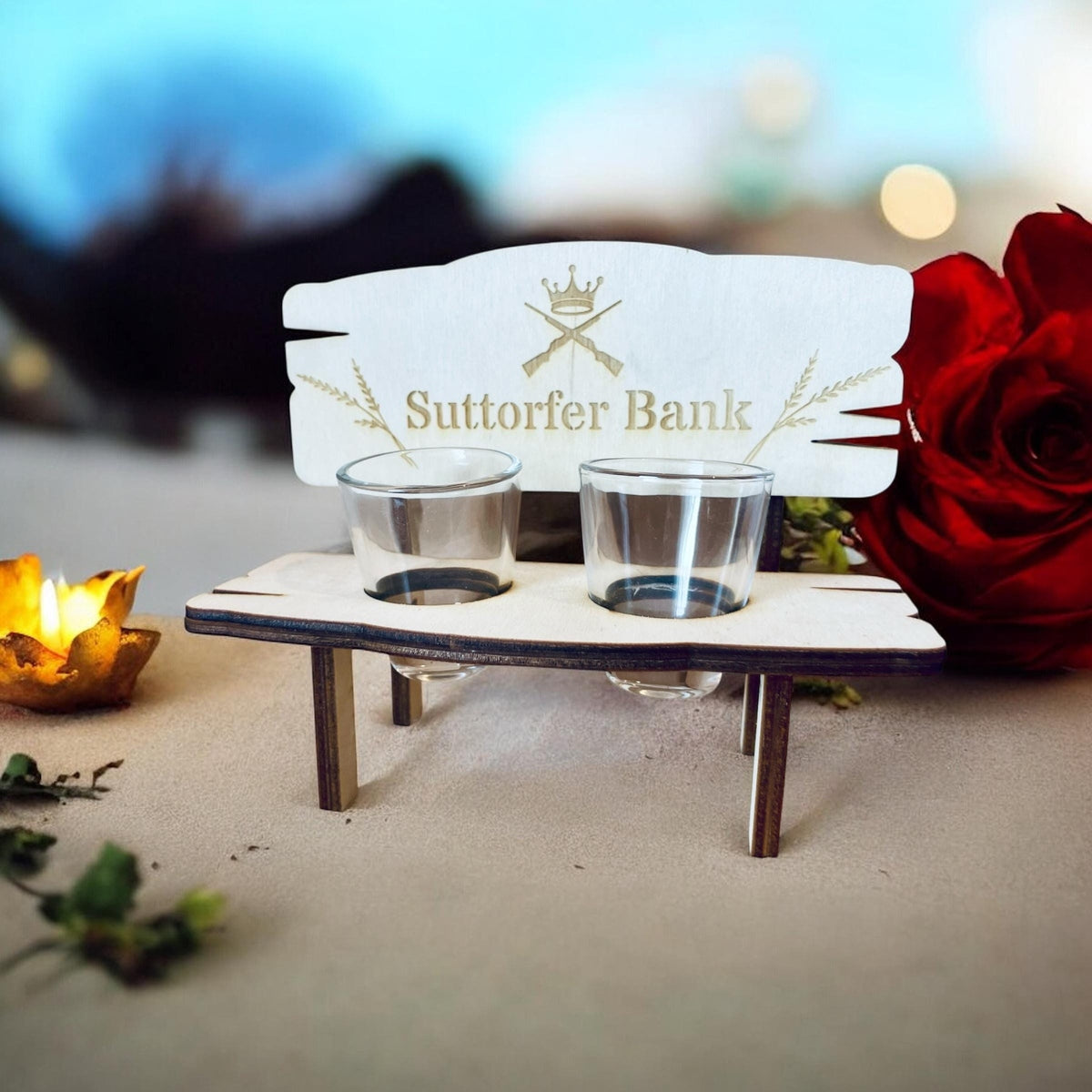 Holzbank mit 2 Schnapsgläsern und personalisierter Gravur – Schützenkönig 2025, Krone & Gewehr – Perfekte Geschenkidee für den Schützenkönig Schnapsbank Das Glückswerk