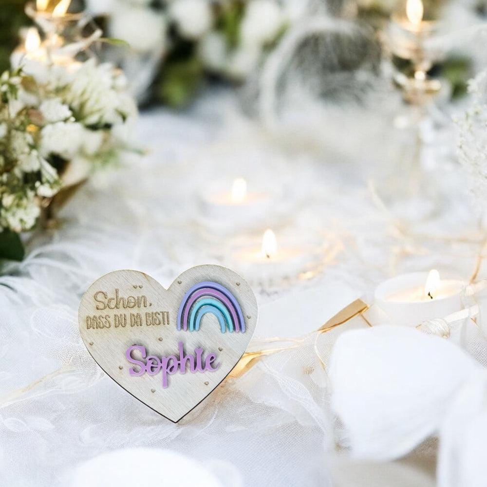 1 Personalisierte Herz-Holzplatzkarte mit Acryl-Regenbogen – Ideal für Konfirmation, Schulanfang, Geburtstag & Kinderfeste Platzkarte Das Glückswerk