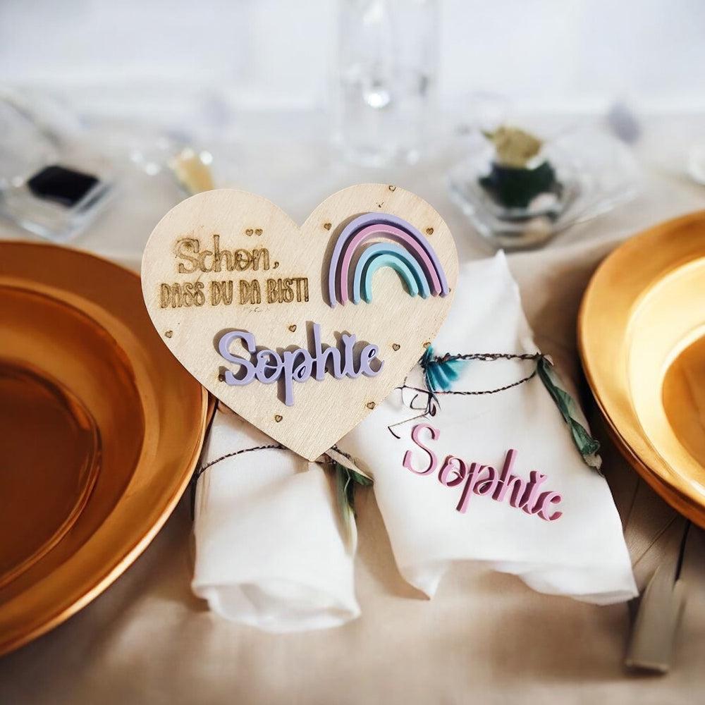 1 Personalisierte Herz-Holzplatzkarte mit Acryl-Regenbogen – Ideal für Konfirmation, Schulanfang, Geburtstag & Kinderfeste Platzkarte Das Glückswerk