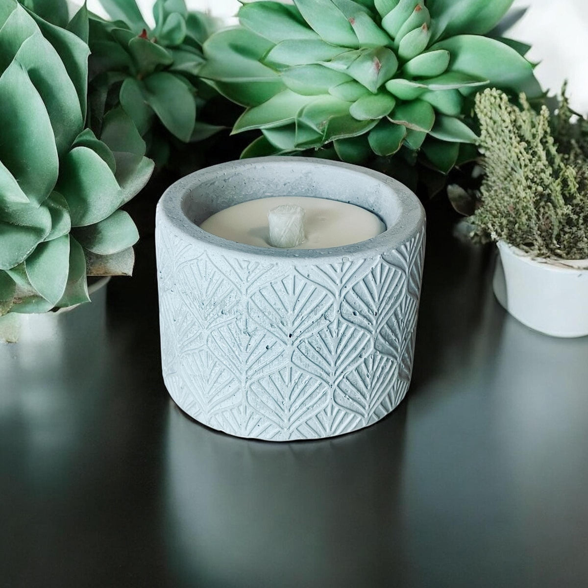 Mini Betonkerze mit Blattmuster – Rustikale Kerze zum Verschenken | Outdoor-Kerze, 10 cm breit, 7 cm hoch Betonkerze Das Glückswerk