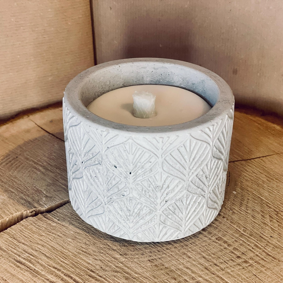 Mini Betonkerze mit Blattmuster – Rustikale Kerze zum Verschenken | Outdoor-Kerze, 10 cm breit, 7 cm hoch Betonkerze Das Glückswerk