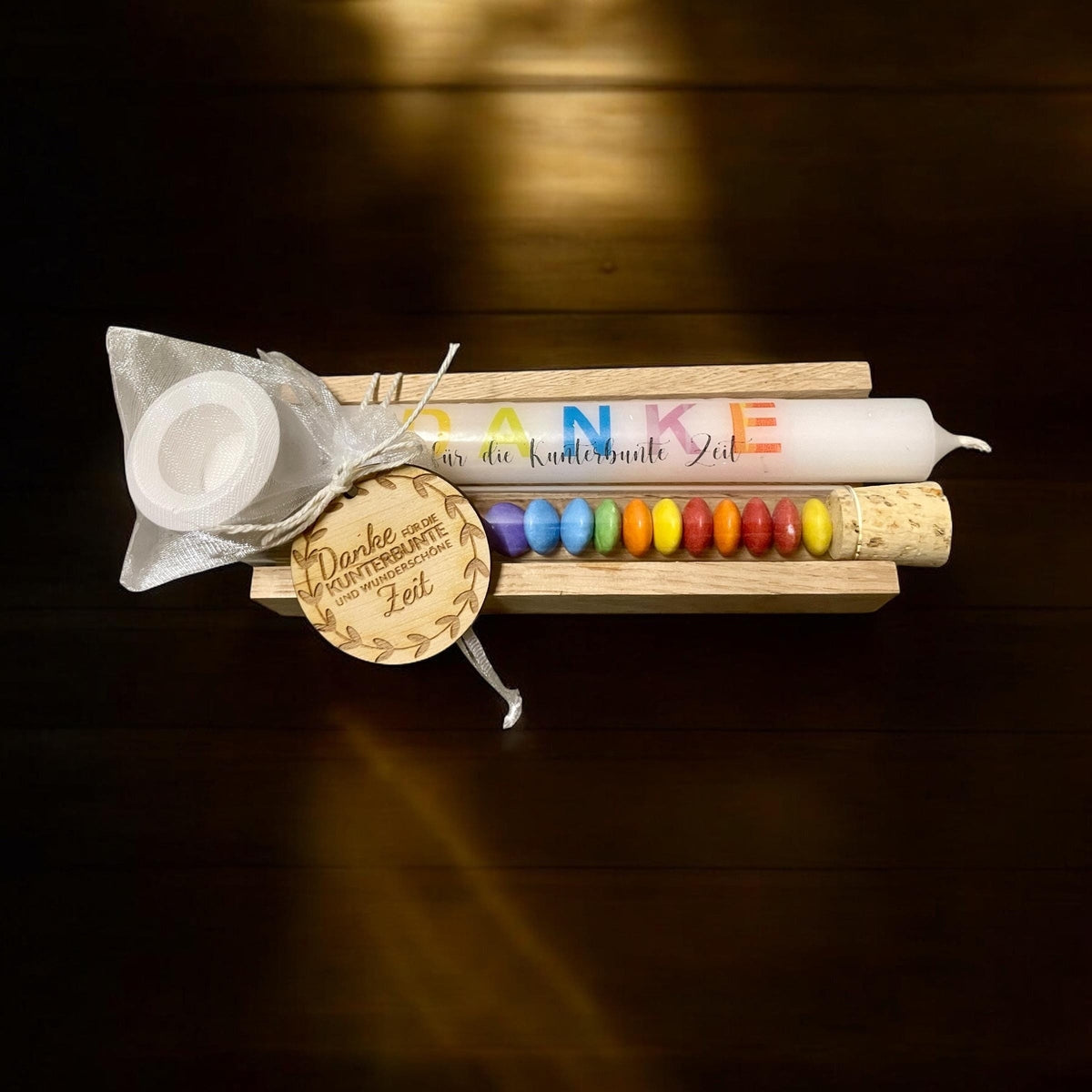Abschiedsgeschenk Erzieher*in – „Danke für die kunterbunte Zeit“ mit Kerze & Reagenzglas mit weißem Kerzenständer (aus Resin) Geschenkset Das Glückswerk