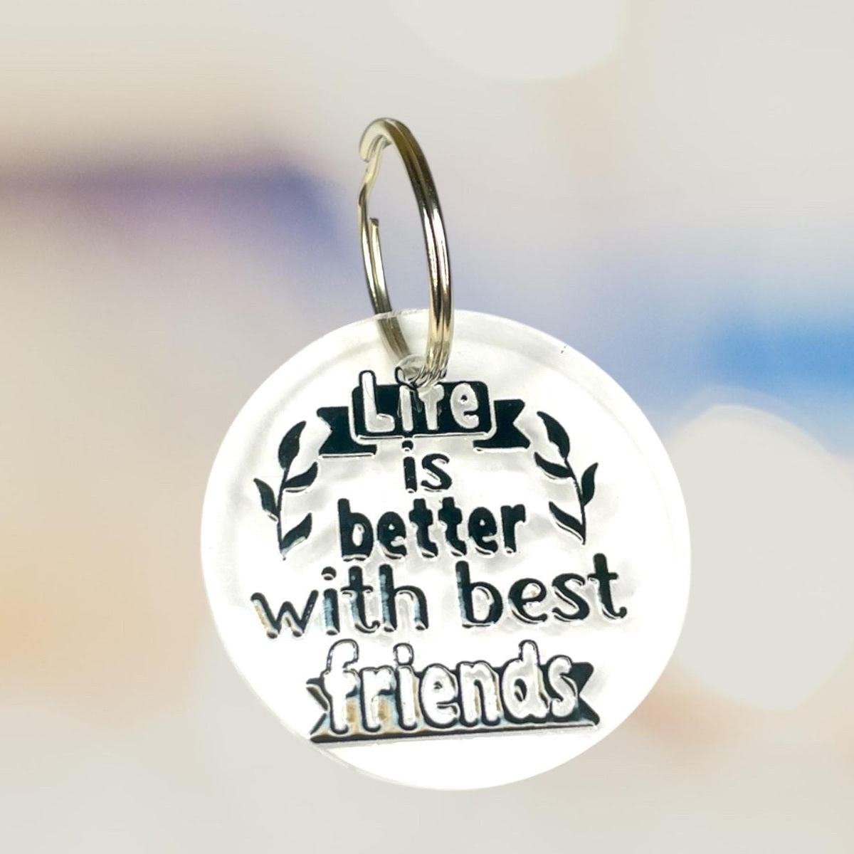 Schlüsselanhänger aus klarem Acryl mit Aufdruck „Life is better with best friends“ Schlüsselanhänger Das Glückswerk