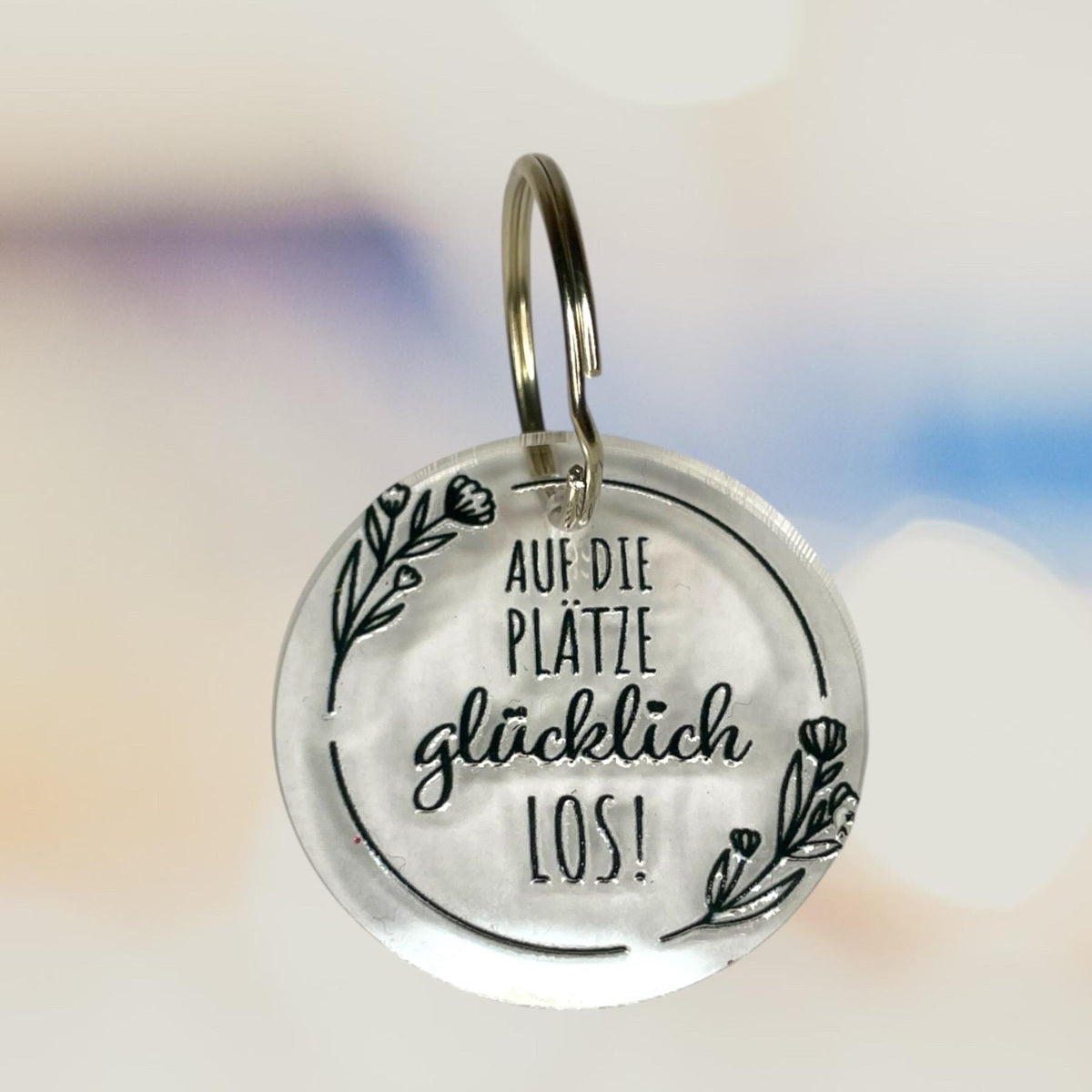 Schlüsselanhänger "Auf die Plätze – Glücklich – Los!" – Motivationsspruch aus Acryl Schlüsselanhänger Das Glückswerk