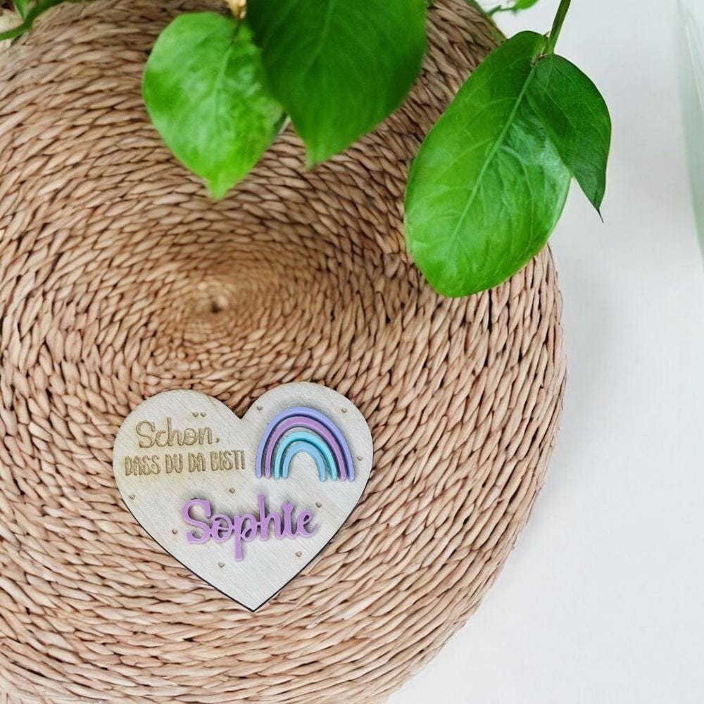1 Personalisierte Herz-Holzplatzkarte mit Acryl-Regenbogen – Ideal für Konfirmation, Schulanfang, Geburtstag & Kinderfeste Platzkarte Das Glückswerk
