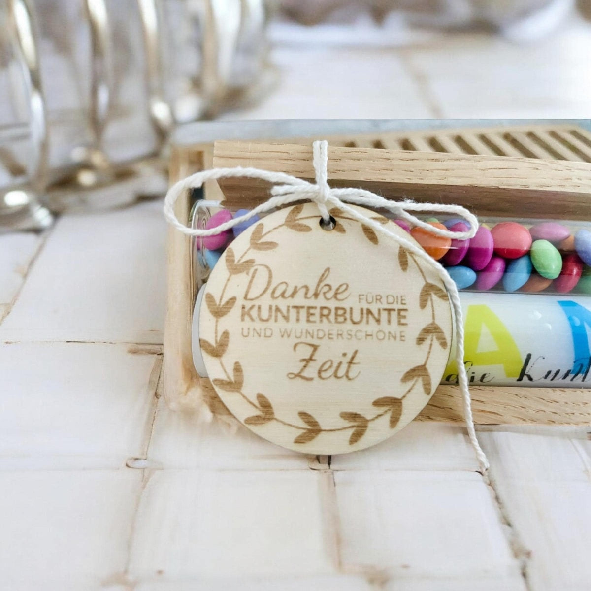 Abschiedsgeschenk Erzieher*in – „Danke für die kunterbunte Zeit“ mit Kerze & Reagenzglas mit weißem Kerzenständer (aus Resin) Geschenkset Das Glückswerk