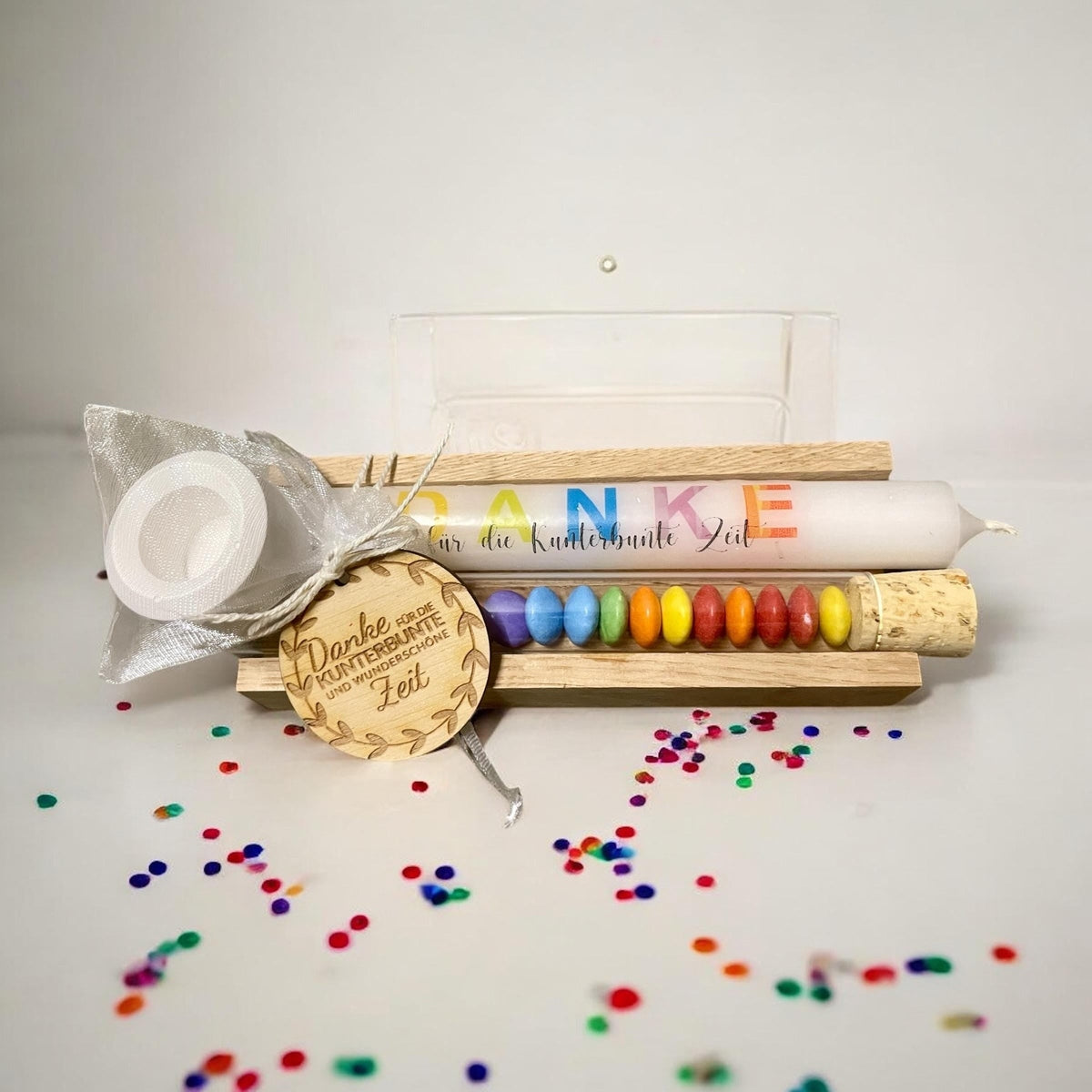 Abschiedsgeschenk Erzieher*in – „Danke für die kunterbunte Zeit“ mit Kerze & Reagenzglas mit weißem Kerzenständer (aus Resin) Geschenkset Das Glückswerk