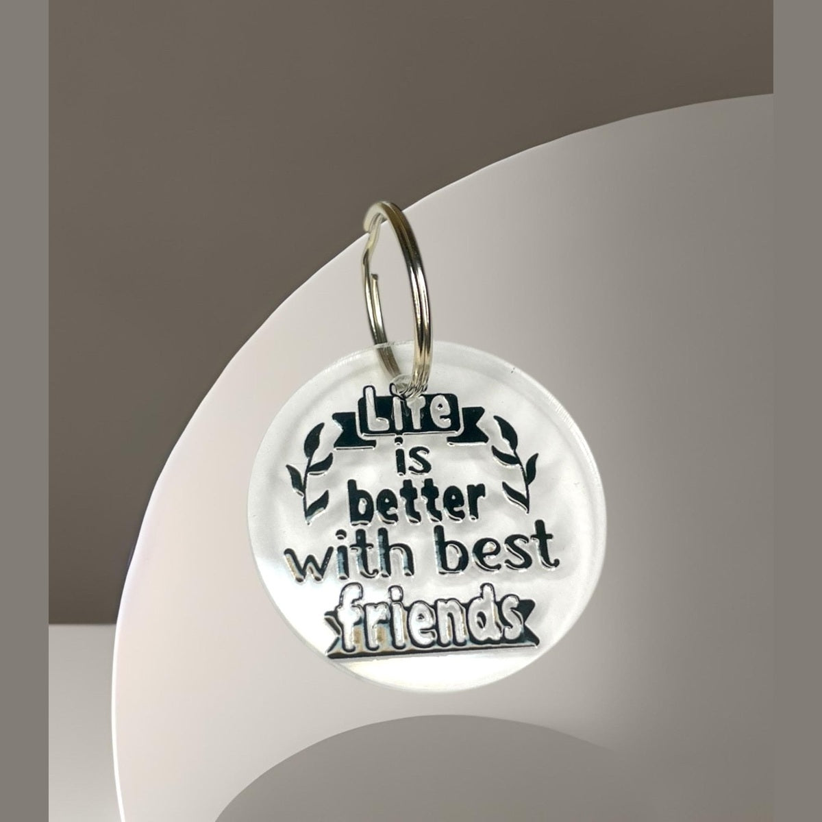 Schlüsselanhänger aus klarem Acryl mit Aufdruck „Life is better with best friends“ Schlüsselanhänger Das Glückswerk