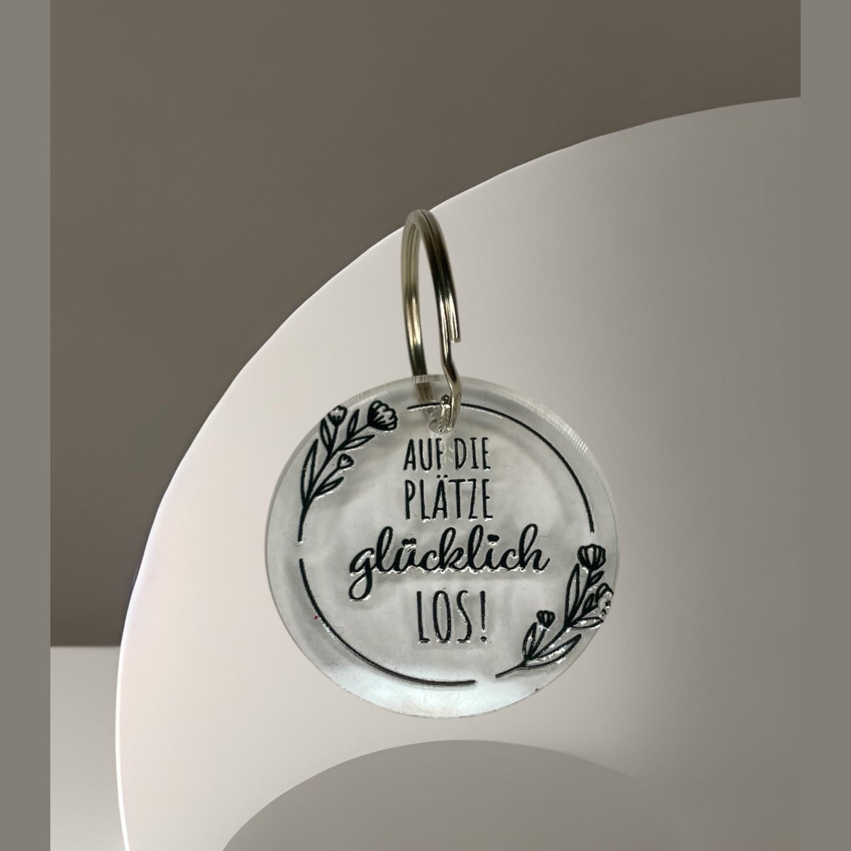 Schlüsselanhänger "Auf die Plätze – Glücklich – Los!" – Motivationsspruch aus Acryl Schlüsselanhänger Das Glückswerk