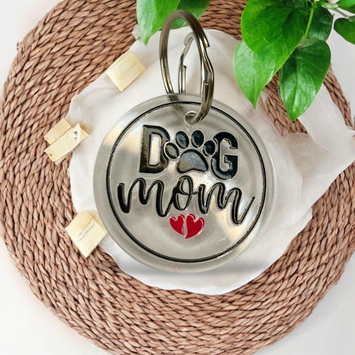 Schlüsselanhänger "Dog Mom" aus klarem Acryl – Perfekt für alle Hundemamas Schlüsselanhänger Das Glückswerk