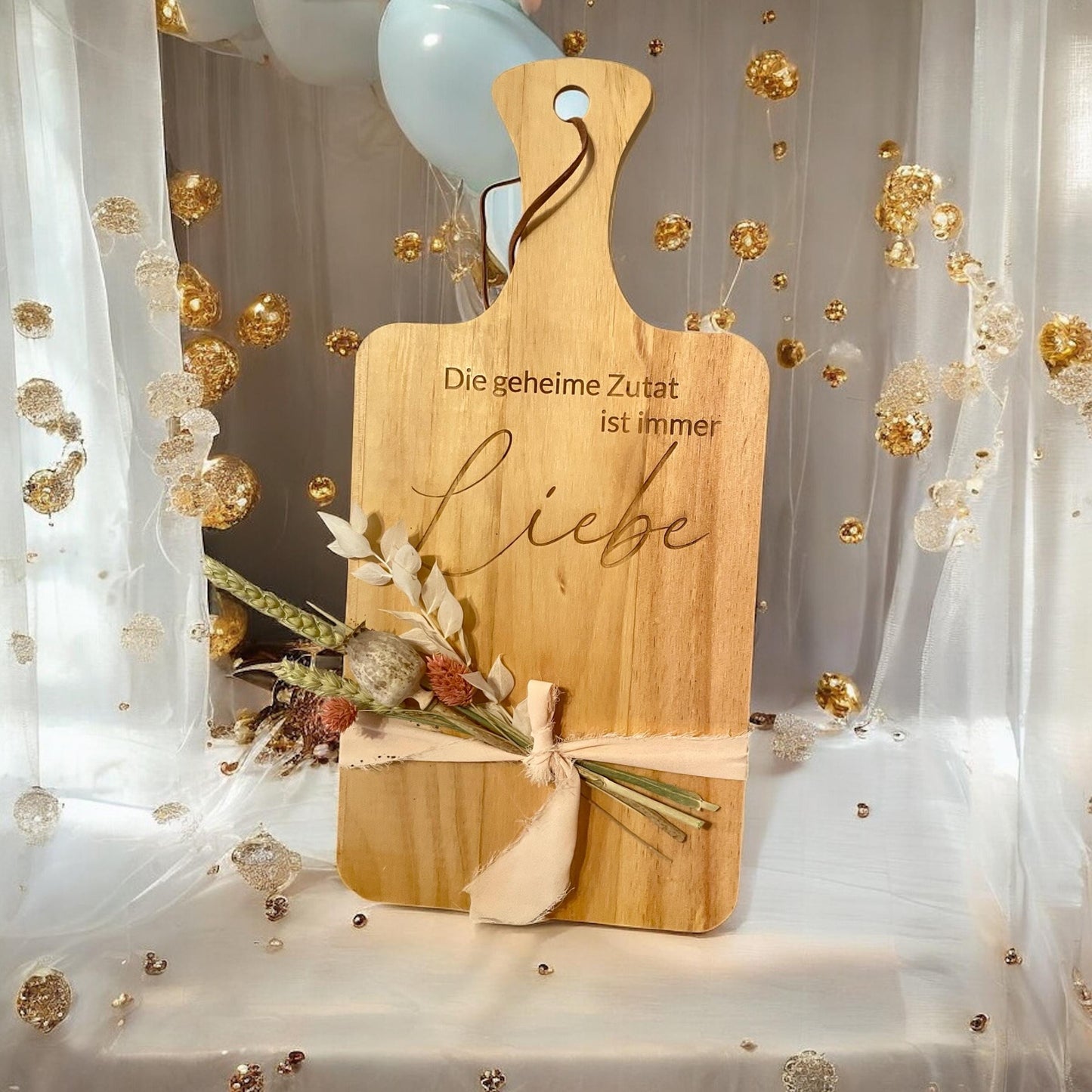 großes Brett 37x18 als Geschenkidee mit Gravur "Die geheime Zutat ist immer Liebe" Dekoration Das Glückswerk
