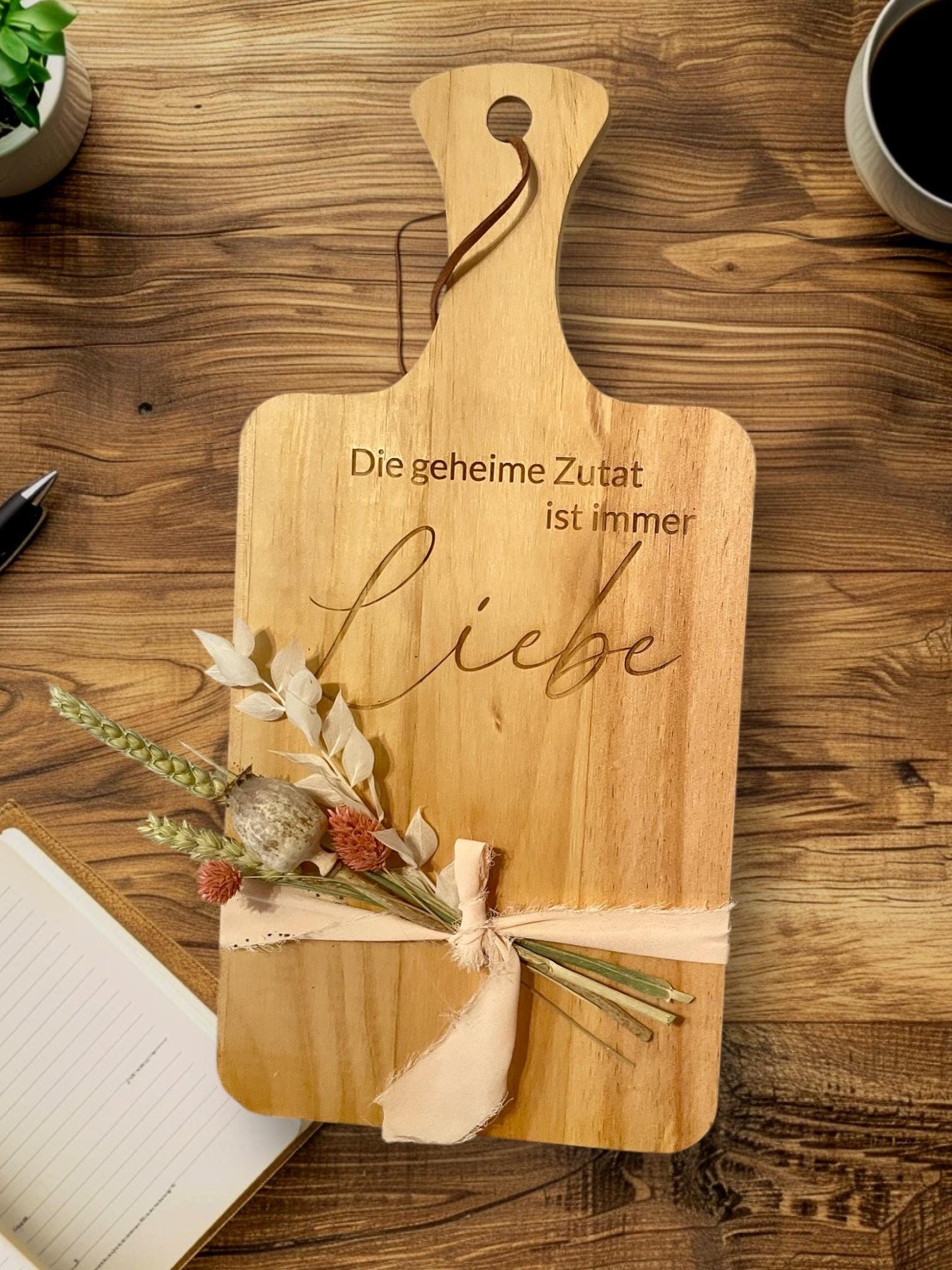 großes Brett 37x18 als Geschenkidee mit Gravur "Die geheime Zutat ist immer Liebe" Dekoration Das Glückswerk