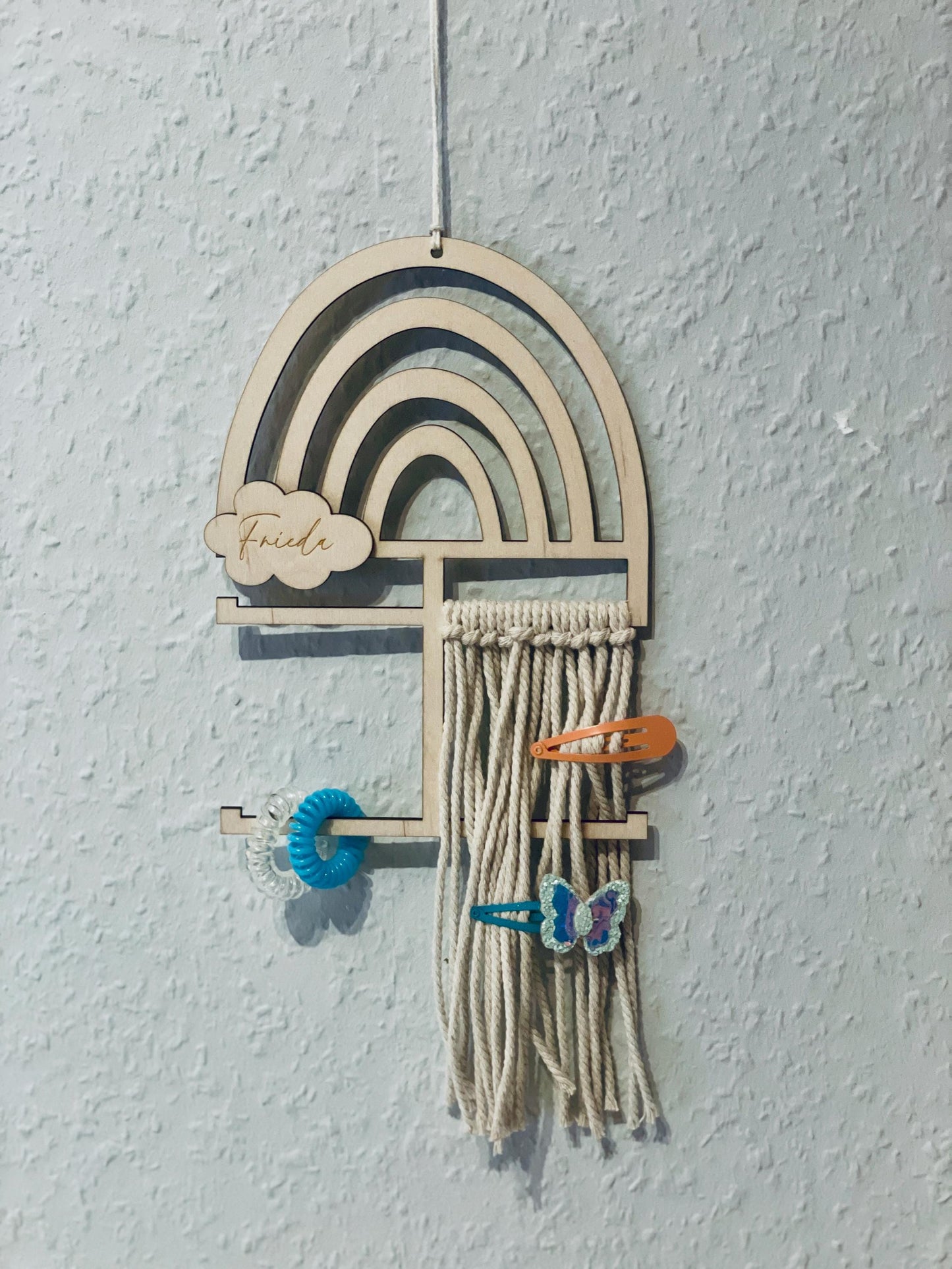 Personalisierter Haarspangenhalter Regenbogen Holz | Aufbewahrung Haarspangen & Haargummis | Geschenk Mädchen Kinderzimmer Deko Aufsteller Das Glückswerk