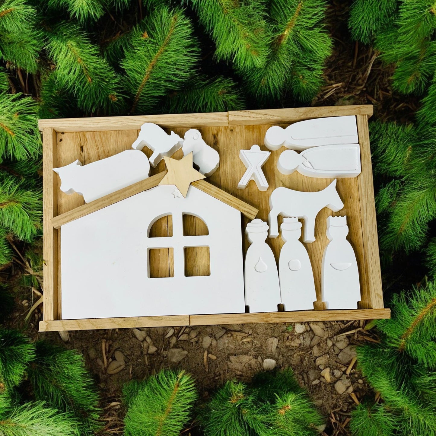 Krippe als Weihnachtsdeko aus Holz Raysin mit Maria Josef Jesus auf einem holz Tablett Das Glückswerk