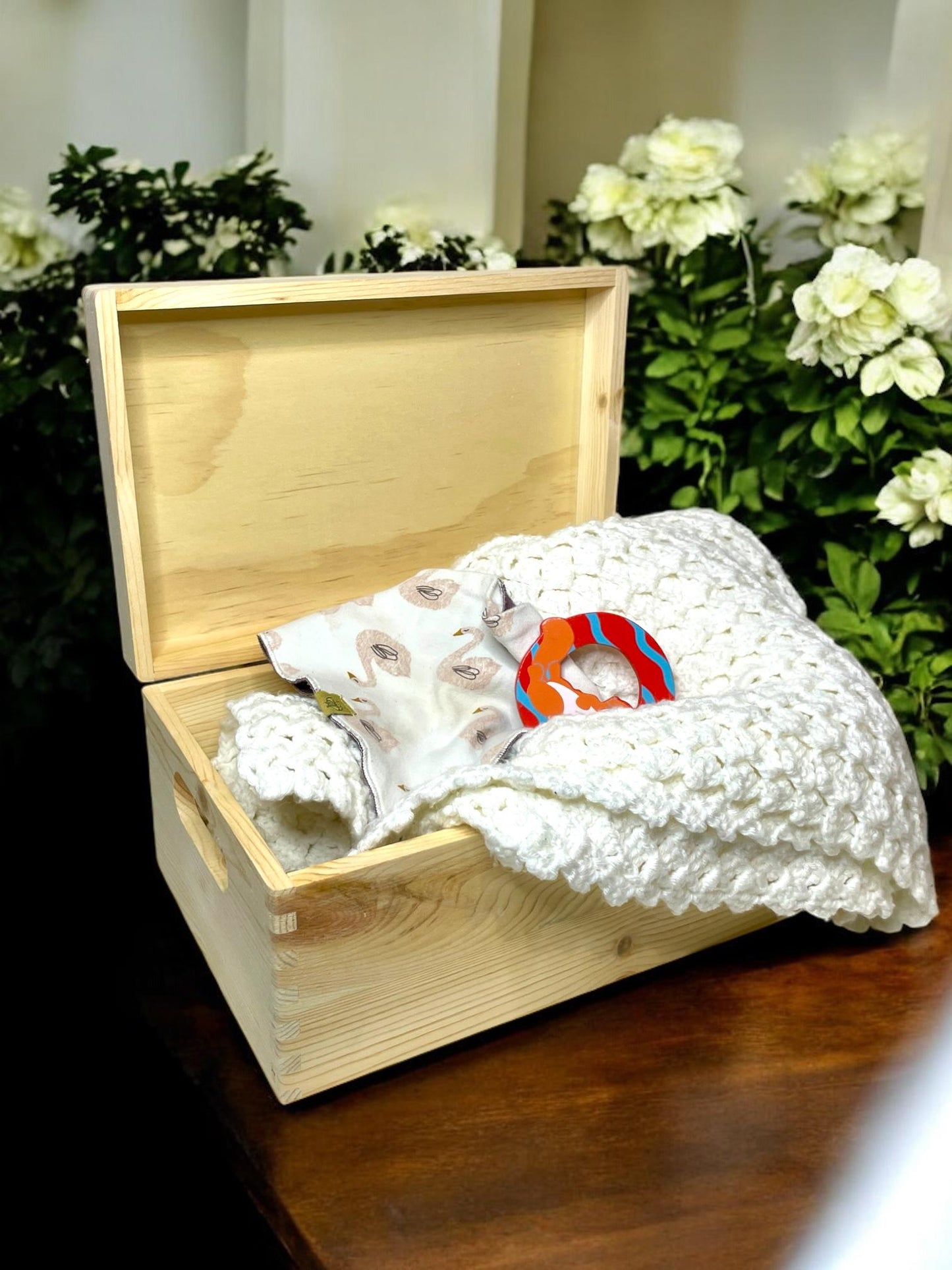 Personalisierte Holzkiste mit Blumen| Erinnerungskiste für Kinder | Namensschild aus Acrylglas | Geschenk zur Geburt & Taufe Das Glückswerk