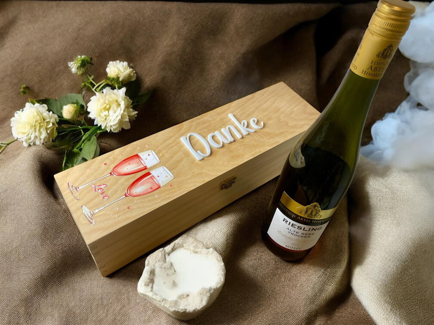 Personalisierte Weinbox aus Holz mit farbigen Sektgläsern | „Wine Time“ Acrylschrift | Geschenkidee für Weinliebhaber Das Glückswerk