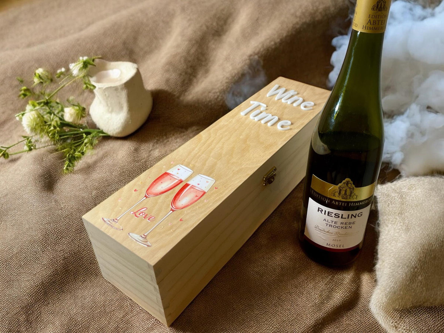 Personalisierte Weinbox aus Holz mit farbigen Sektgläsern | „Wine Time“ Acrylschrift | Geschenkidee für Weinliebhaber Das Glückswerk