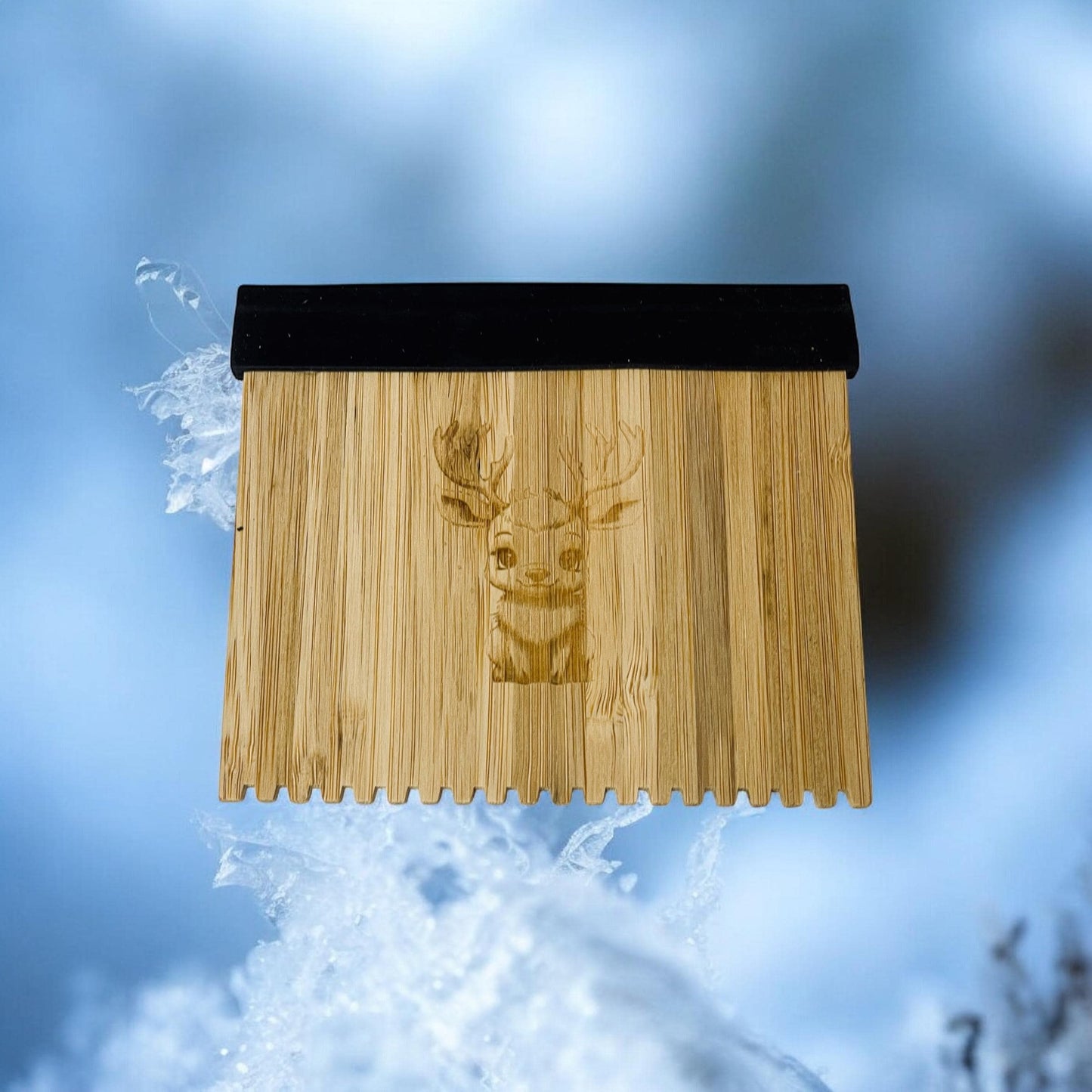 Eiskratzer Bambus mit Gummilippe – süßer Hirsch Gravur | Nachhaltiger Auto Eiskratzer Winter Geschenk Das Glückswerk
