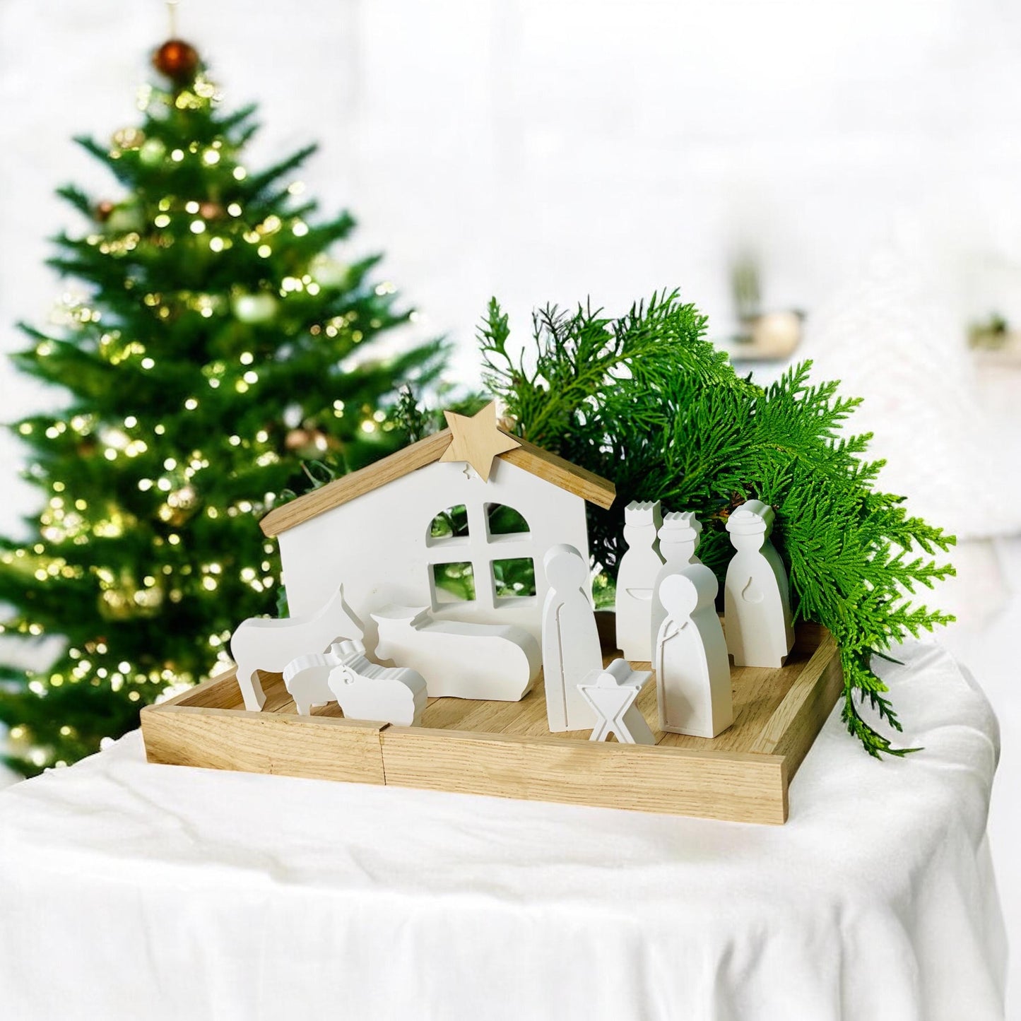 Krippe als Weihnachtsdeko aus Holz Raysin mit Maria Josef Jesus auf einem holz Tablett Das Glückswerk