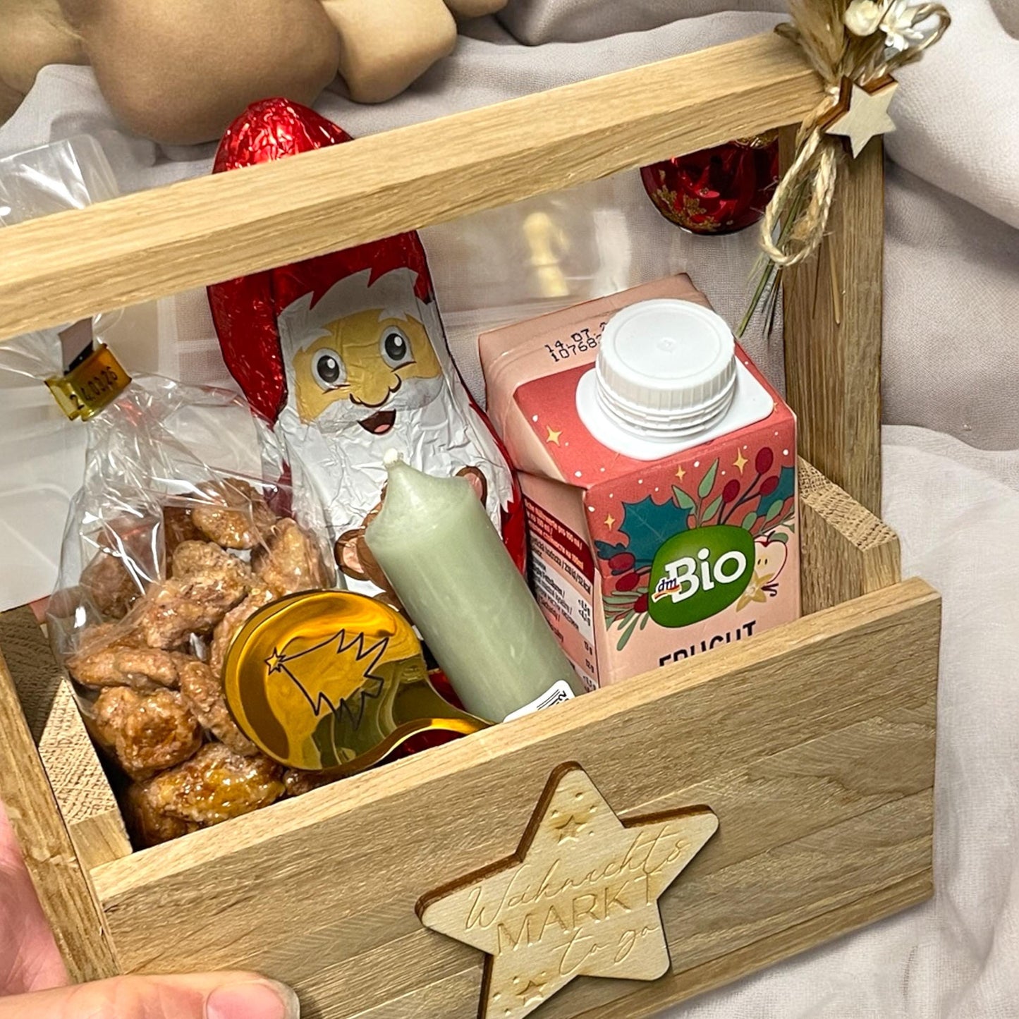 Holzkiste Weihnachtsmarkt-To-Go mit Gravur & Stern, Geschenkset Weihnachten mit Kerze, Schokonikolaus, Punsch, gebrannten Mandeln Das GlĂĽckswerk