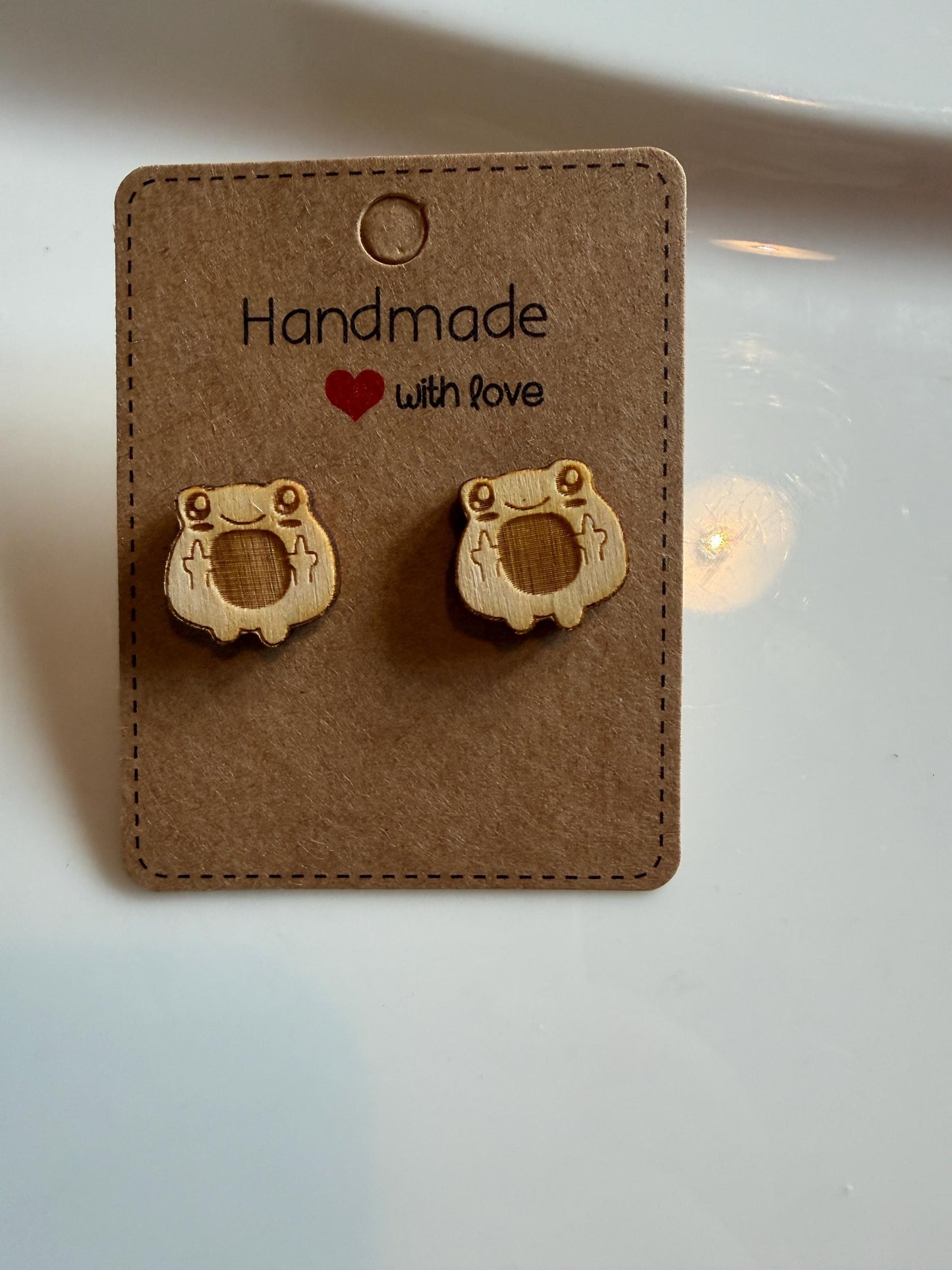 Lustiger Frosch Mittelfinger Holzohrringe – Handgefertigter Modeschmuck 1,5 cm, Geschenk für Humor & Spaß Das Glückswerk