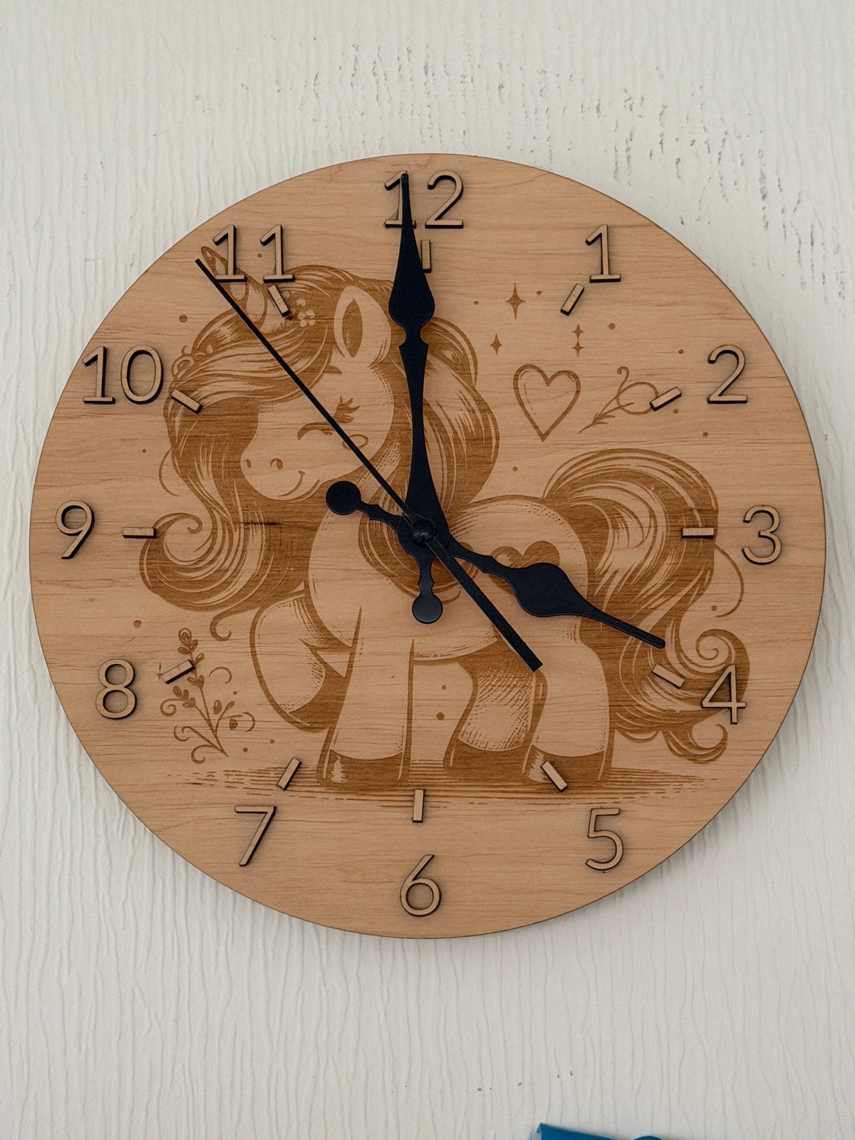 Einhorn Wanduhr aus Holz, Ø28 cm, Kinderzimmerdeko – Ansicht von der Seite