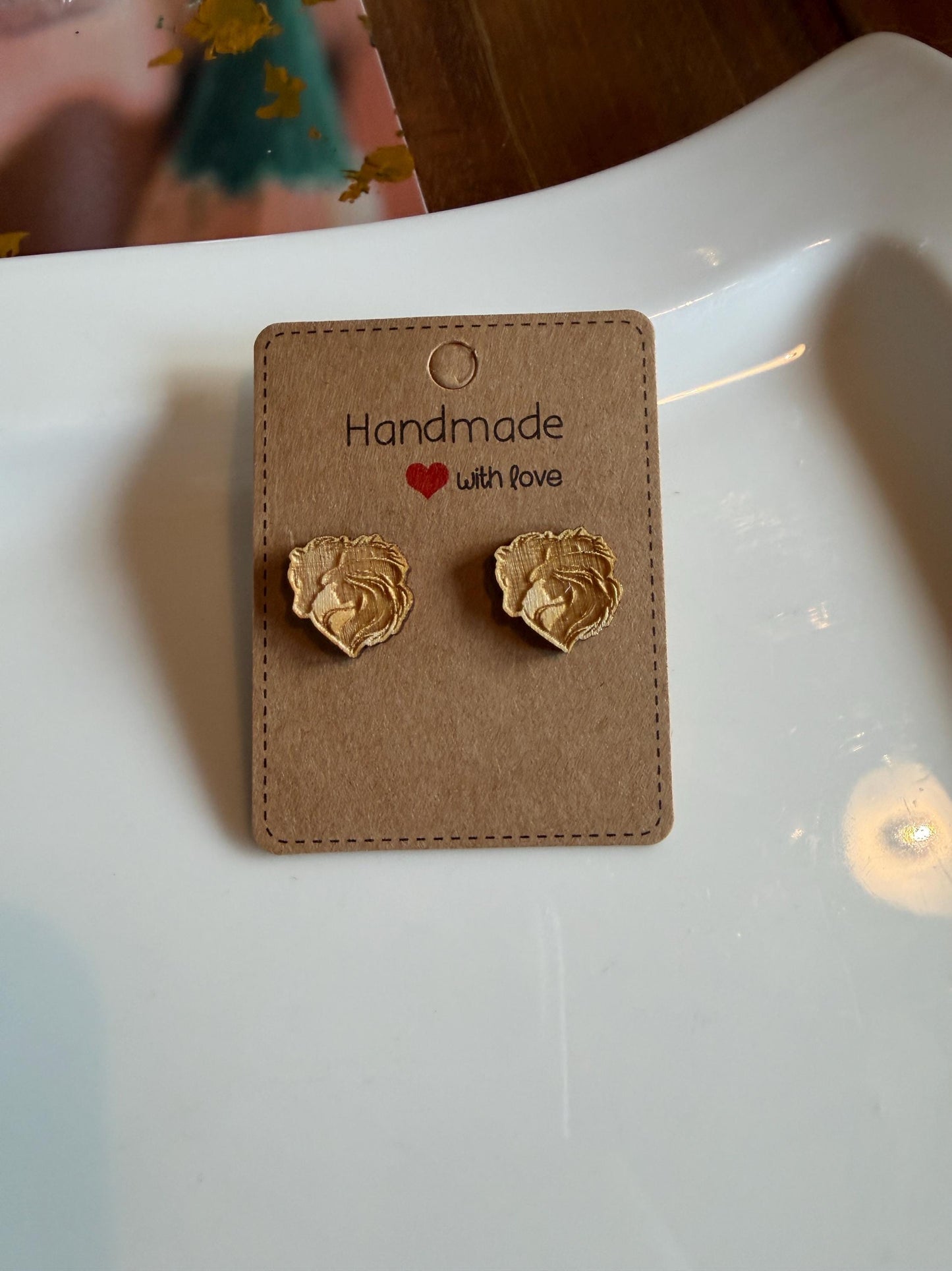 Herz mit Pferde & Reiterin Holzohrringe – Handgefertigter Modeschmuck 1,5 cm, Geschenk für Pferdefans, Teenager, Frauen Das Glückswerk