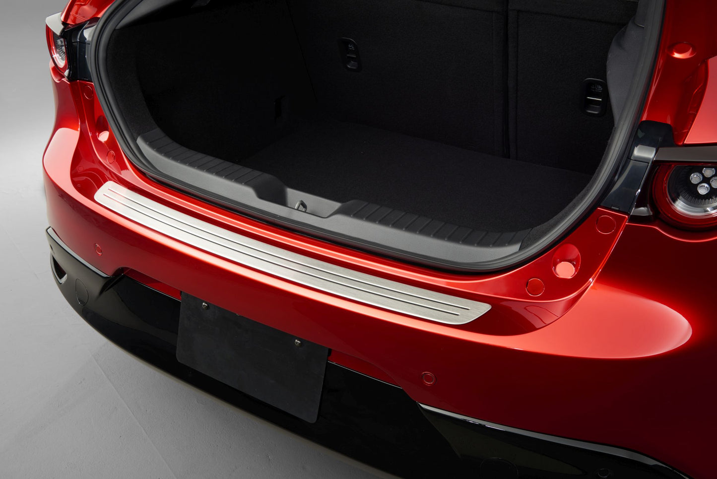 Mazda 3 BP ab 2018 Trittschutzleiste für den hinteren Stoßfänger BDEN-V4-080A Trittschutzleiste für den hinteren Stoßfänger Mazda