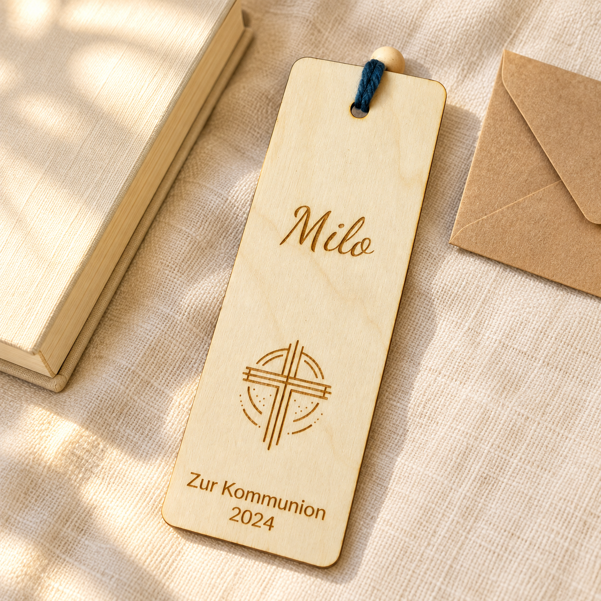 Lesezeichen aus Holz mit individueller Gravur und buntem Band mit Holzperlen zur Kommunion oder Taufe