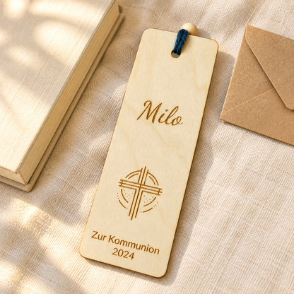 Lesezeichen aus Holz mit individueller Gravur und buntem Band mit Holzperlen zur Kommunion oder Taufe
