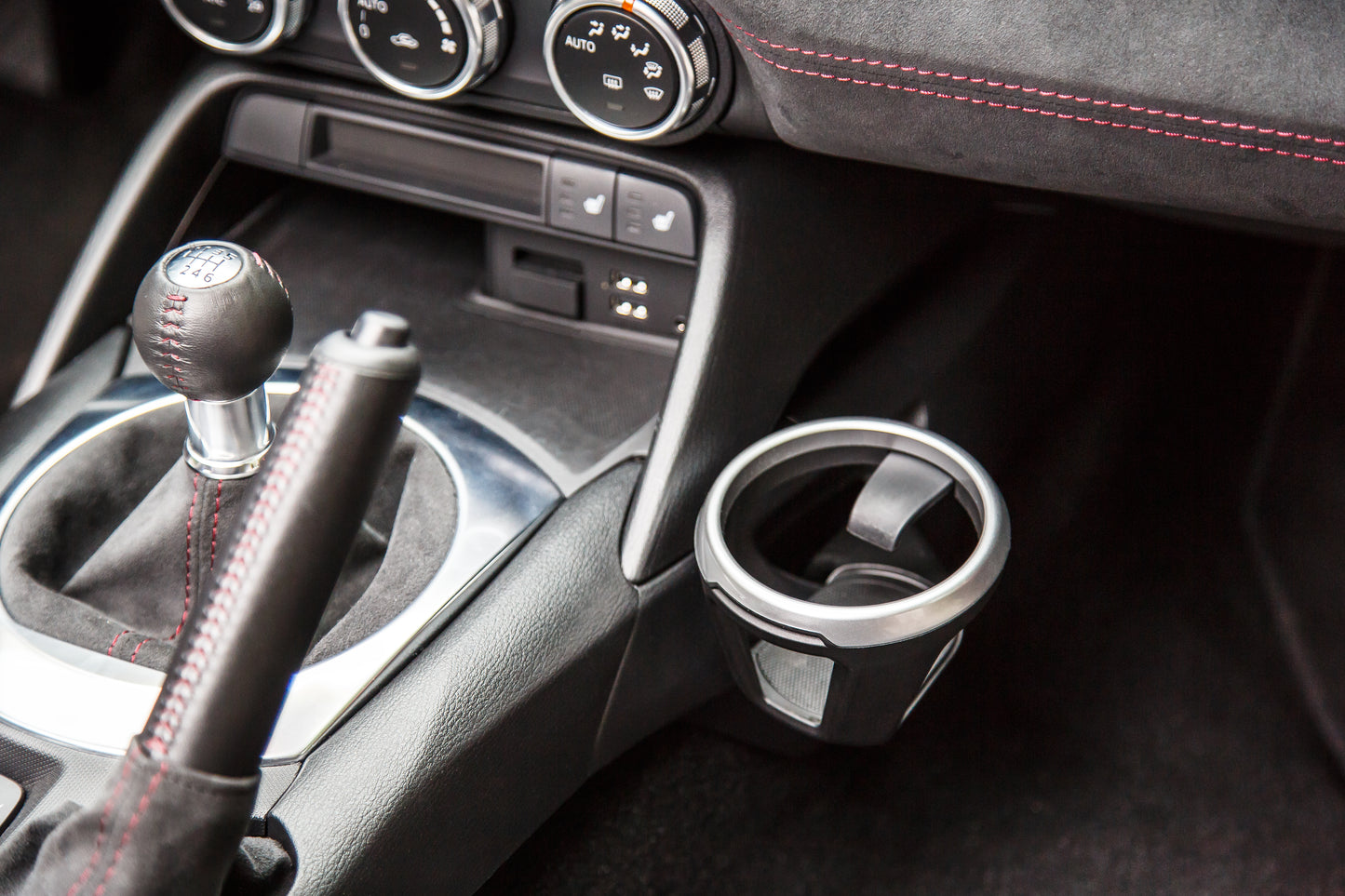 Mazda MX-5 NE 2023 Zierelement für den Getränkehalter NA1R-V1-220 Zierelement für den Getränkehalter Mazda