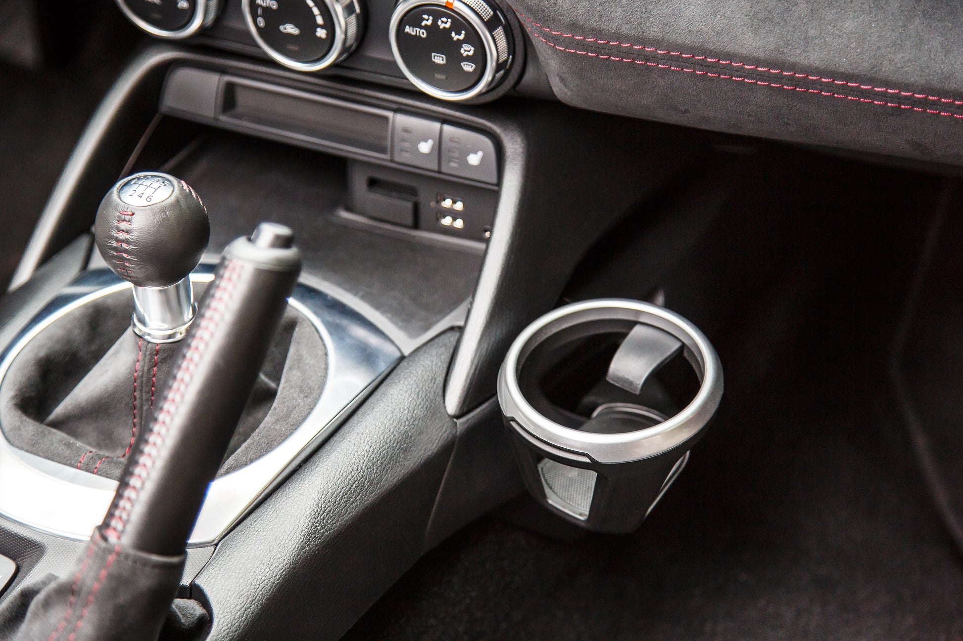 Mazda MX-5 NE 2023 Zierelement für den Getränkehalter NA1R-V1-220 Zierelement für den Getränkehalter Mazda