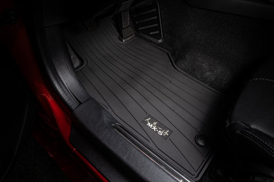 Mazda MX-5 NE 2023 Allwetter-Mattensatz mit "Jinba Ittai" Logo NG9E-V0-350 Allwetter-Mattensatz mit "Jinba Ittai" Logo Mazda