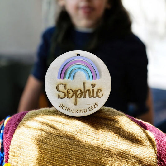 Personalisierter schöner Schultüten-Anhänger mit Acryl-Regenbogen – Schulanfang Dekoration für Kinder mit Namen Glückswerk