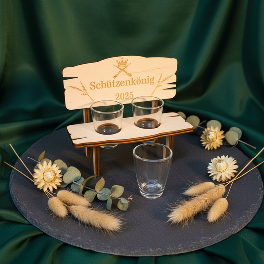Holzbank mit 2 Schnapsgläsern und personalisierter Gravur – Schützenkönig 2025, Krone & Gewehr – Perfekte Geschenkidee für den Schützenkönig Schnapsbank Das Glückswerk