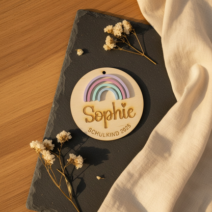 Personalisierter schöner Schultüten-Anhänger mit Acryl-Regenbogen – Schulanfang Dekoration für Kinder mit Namen Das Glückswerk