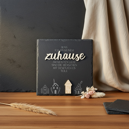 Schiefertafel "Zuhause mit den Menschen, die ich liebe" – Eine liebevolle Tafel aus Schiefer und Holz Schild Das Glückswerk
