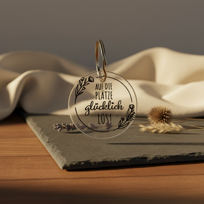 Schlüsselanhänger "Auf die Plätze – Glücklich – Los!" – Motivationsspruch aus Acryl Schlüsselanhänger Das Glückswerk
