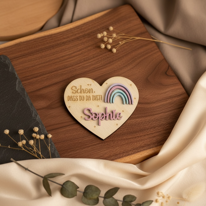 1 Personalisierte Herz-Holzplatzkarte mit Acryl-Regenbogen – Ideal für Konfirmation, Schulanfang, Geburtstag & Kinderfeste Platzkarte Das Glückswerk