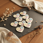 1 Personalisierte Herz-Holzplatzkarte mit Acryl-Regenbogen – Ideal für Konfirmation, Schulanfang, Geburtstag & Kinderfeste Platzkarte Das Glückswerk