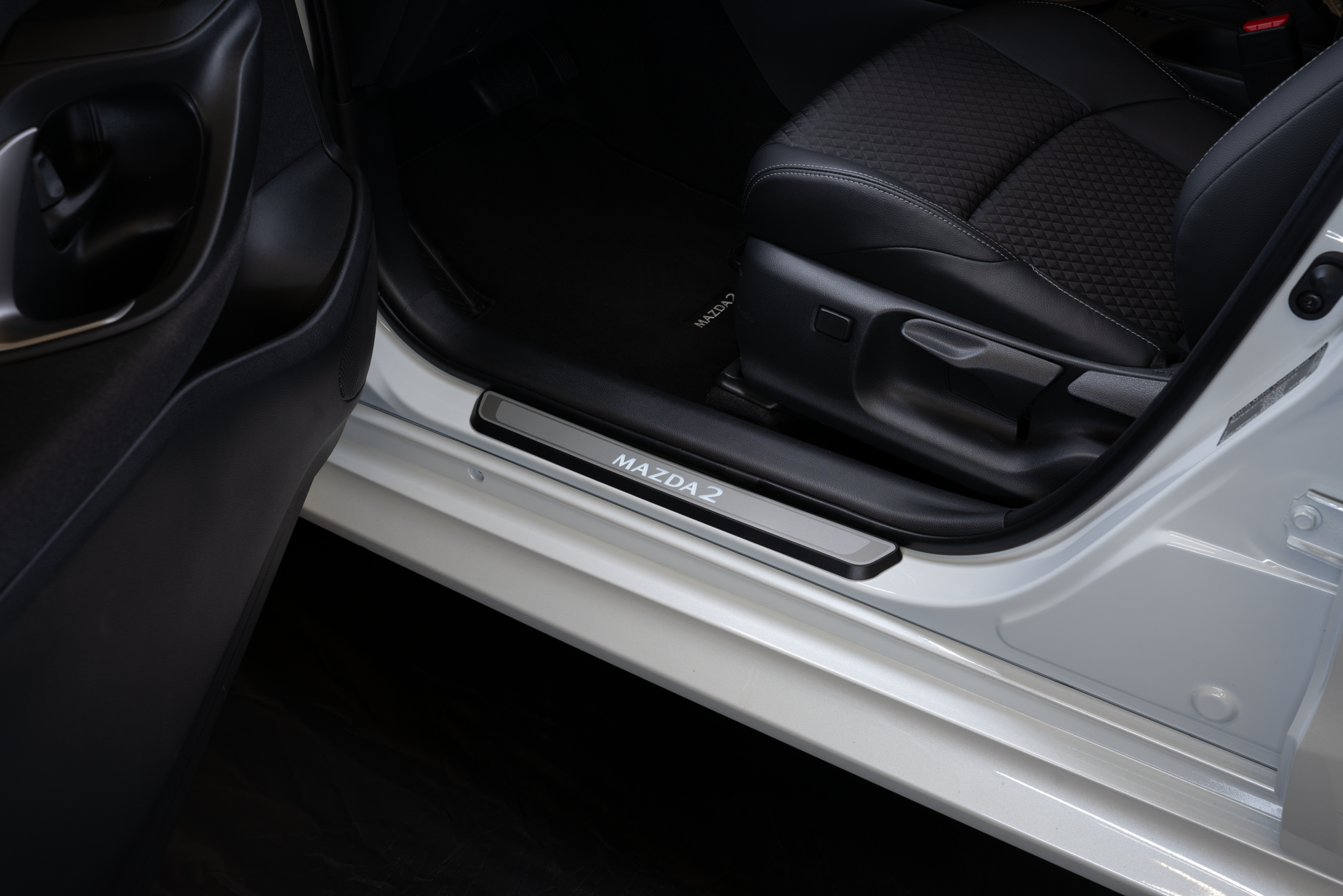 Mazda 2 Hybrid ZV ab 2024 Einstiegsblenden beleuchtet schwarz ZS58-V1-370 -BL Einstiegsblenden, beleuchtet schwarz Mazda