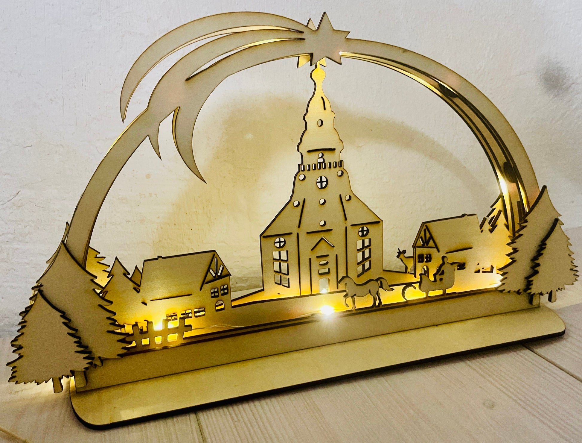 Handgefertigter Schwibbogen Seiffener Kirche – Erzgebirge Deko, LED Lichterbogen, Weihnachten, Holzkunst, verschiedene Größen Das Glückswerk