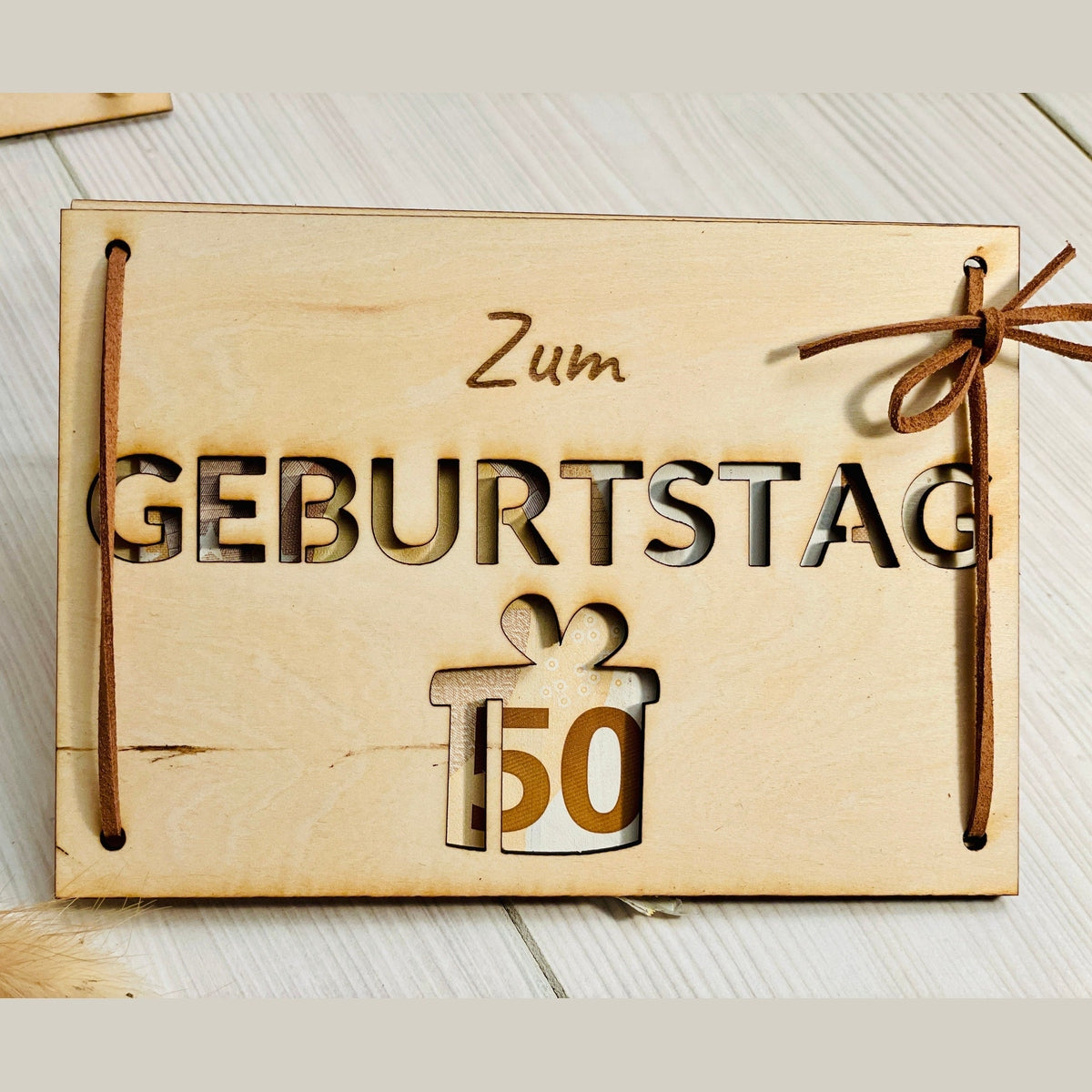 Geldgeschenk Karte zum Geburtstag aus Holz mit Lederband Geschenkkarte Das Glückswerk