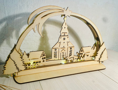 Handgefertigter Schwibbogen Seiffener Kirche – Erzgebirge Deko, LED Lichterbogen, Weihnachten, Holzkunst, verschiedene Größen Das Glückswerk