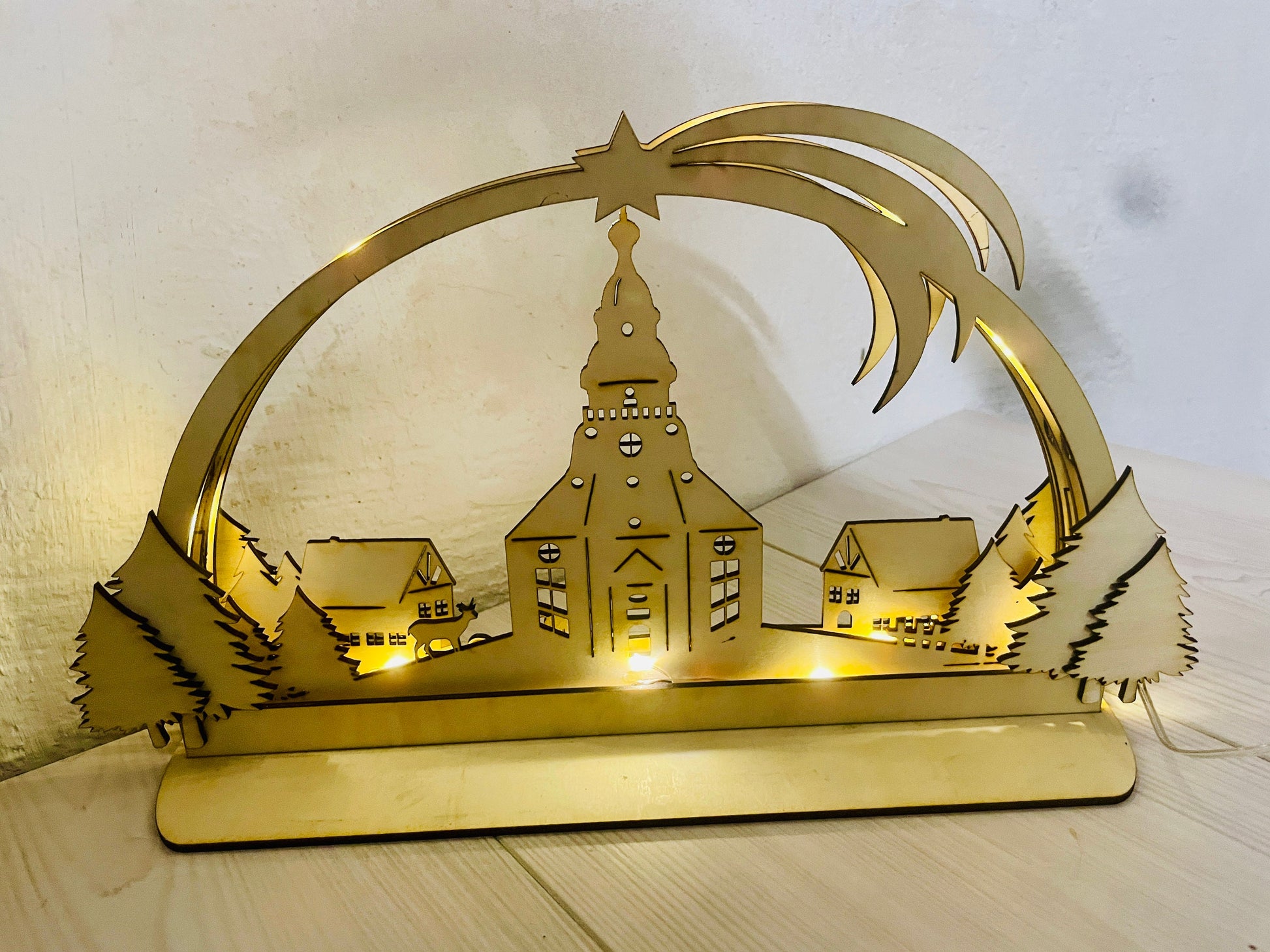 Handgefertigter Schwibbogen Seiffener Kirche – Erzgebirge Deko, LED Lichterbogen, Weihnachten, Holzkunst, verschiedene Größen Das Glückswerk