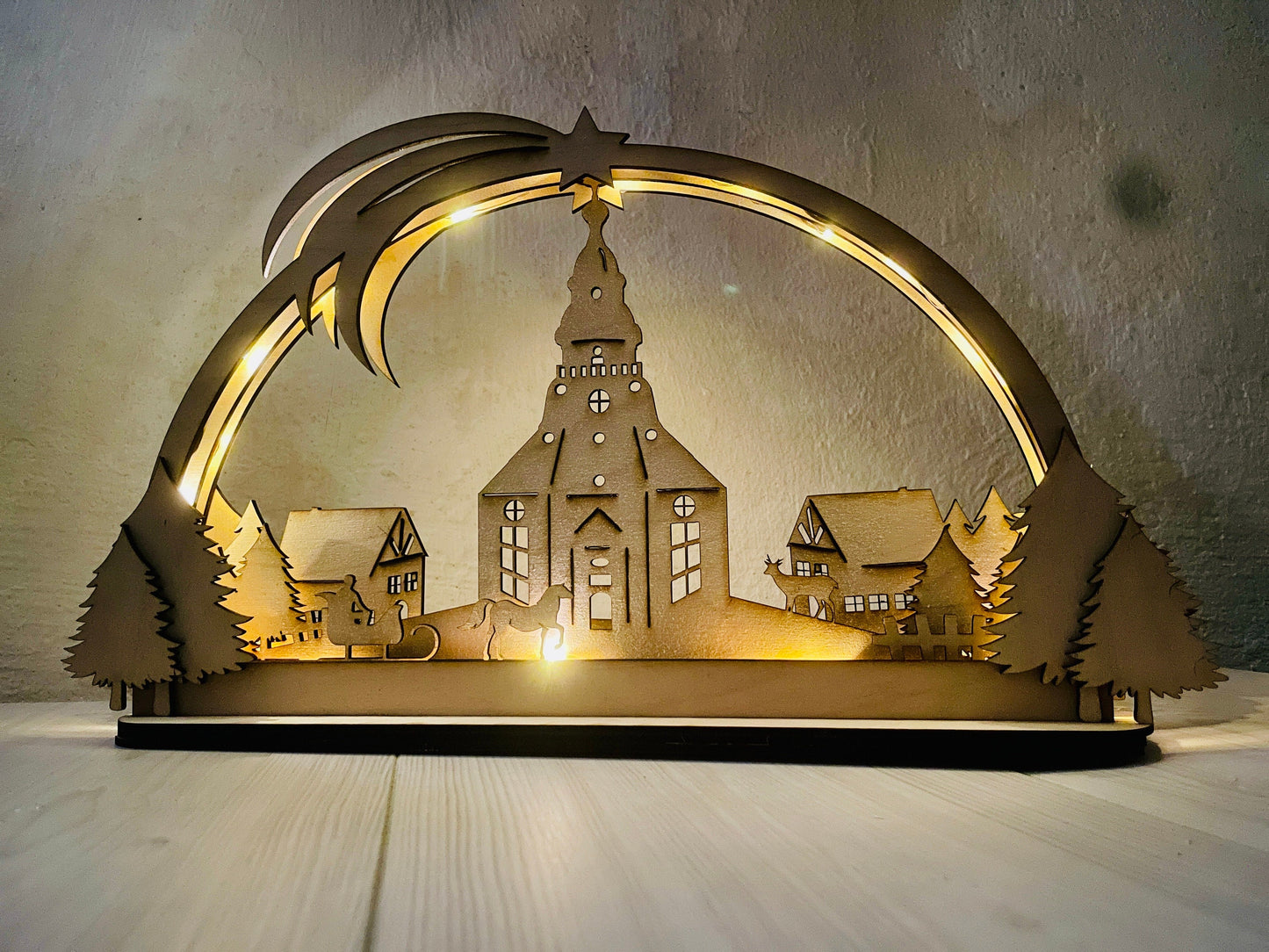 Handgefertigter Schwibbogen Seiffener Kirche – Erzgebirge Deko, LED Lichterbogen, Weihnachten, Holzkunst, verschiedene Größen Das Glückswerk
