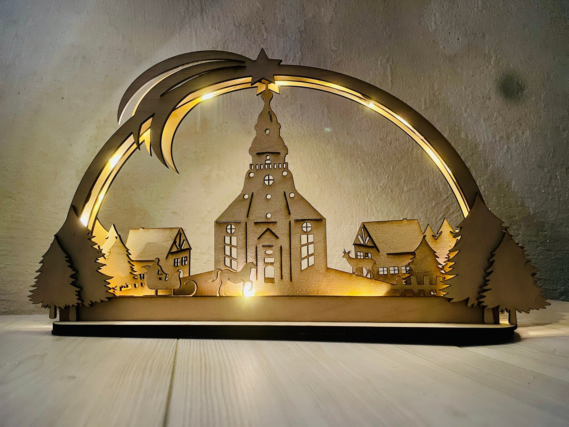 Handgefertigter Schwibbogen Seiffener Kirche – Erzgebirge Deko, LED Lichterbogen, Weihnachten, Holzkunst, verschiedene Größen Das Glückswerk