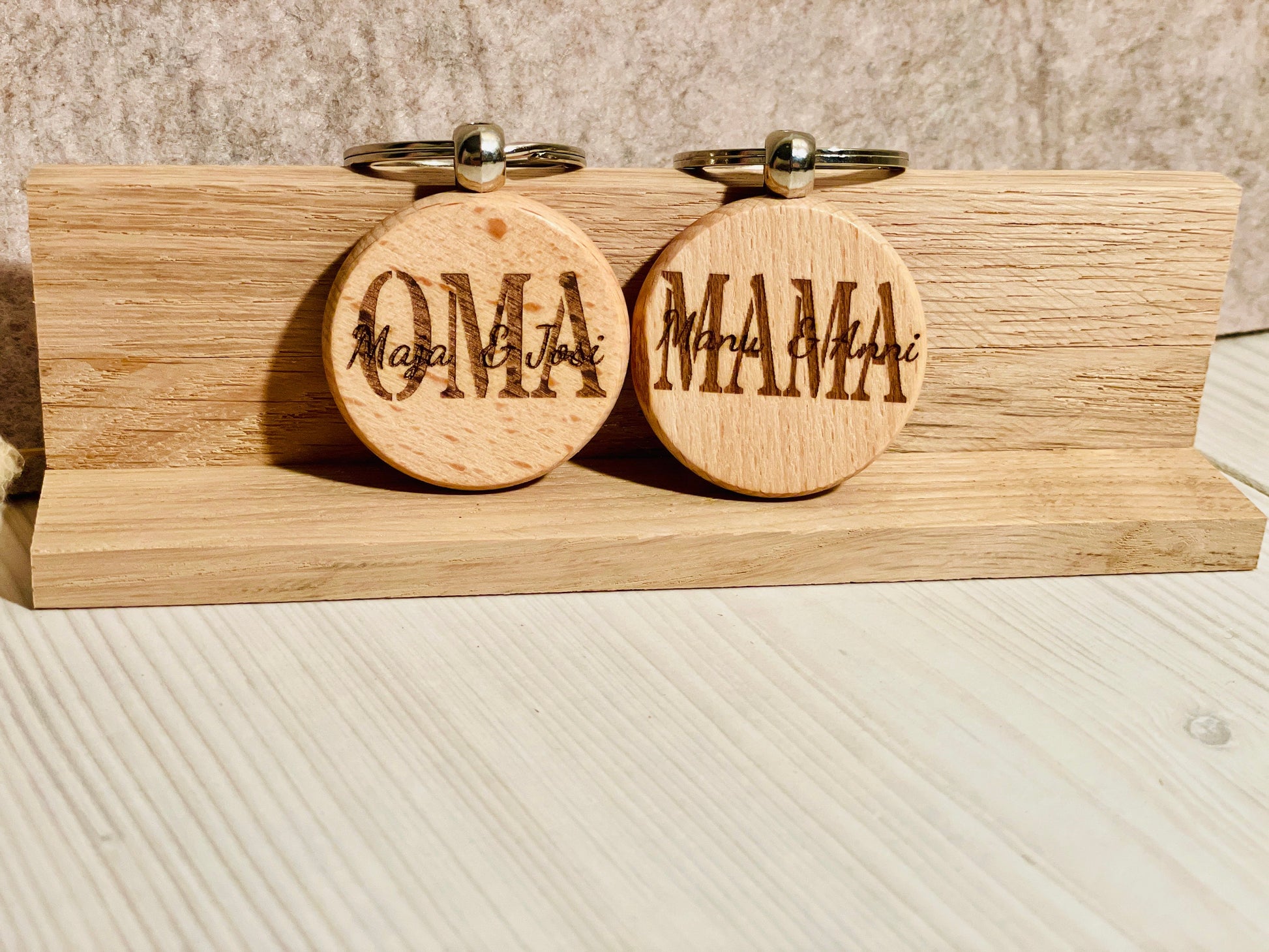 Schlüsselanhänger in Geschenkbox Geschenk Oma Opa Mama Papa Enkel Kinder für den der alles hat, DasGlueckswerk, Schlüsselanhänger, Keychains, Holz, Metall