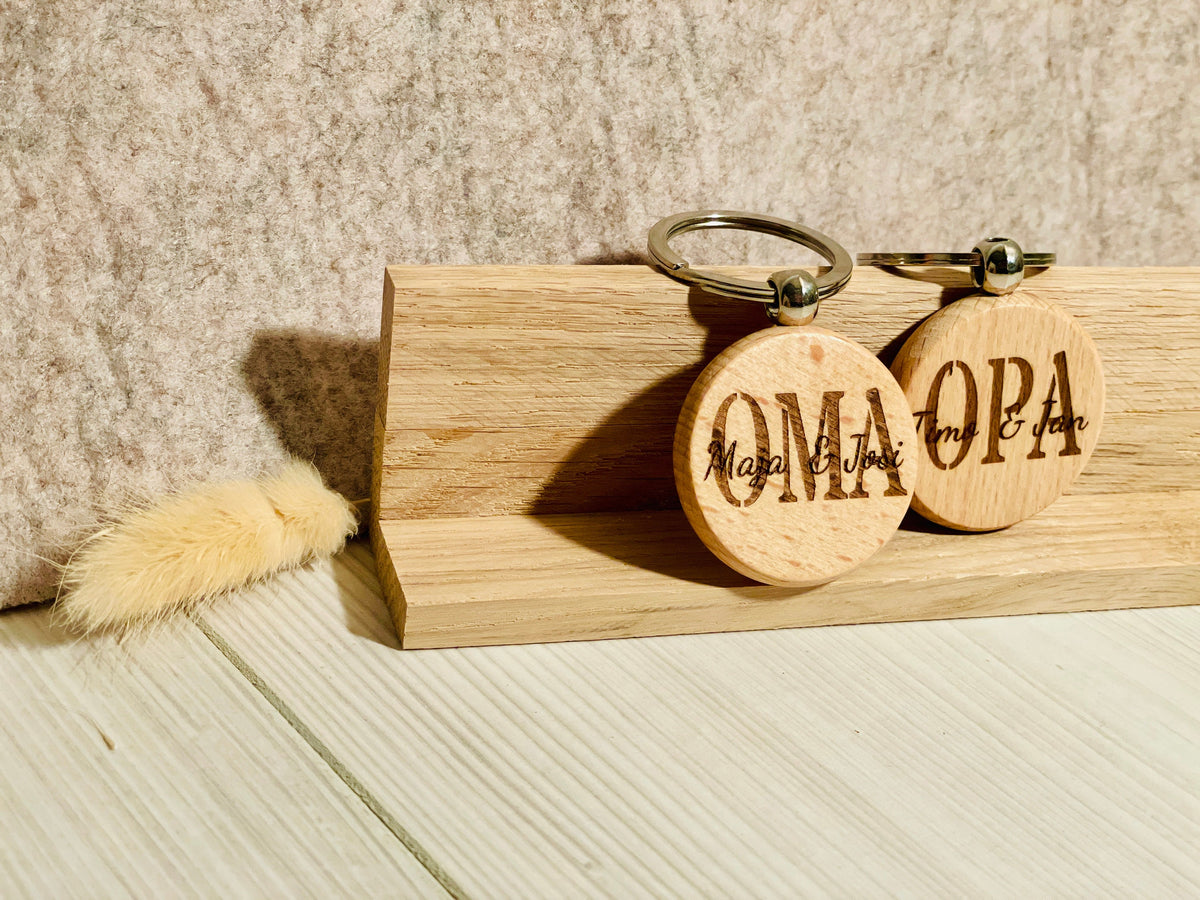 Schlüsselanhänger in Geschenkbox Geschenk Oma Opa Mama Papa Enkel Kinder für den der alles hat, DasGlueckswerk, Schlüsselanhänger, Keychains, Holz, Metall