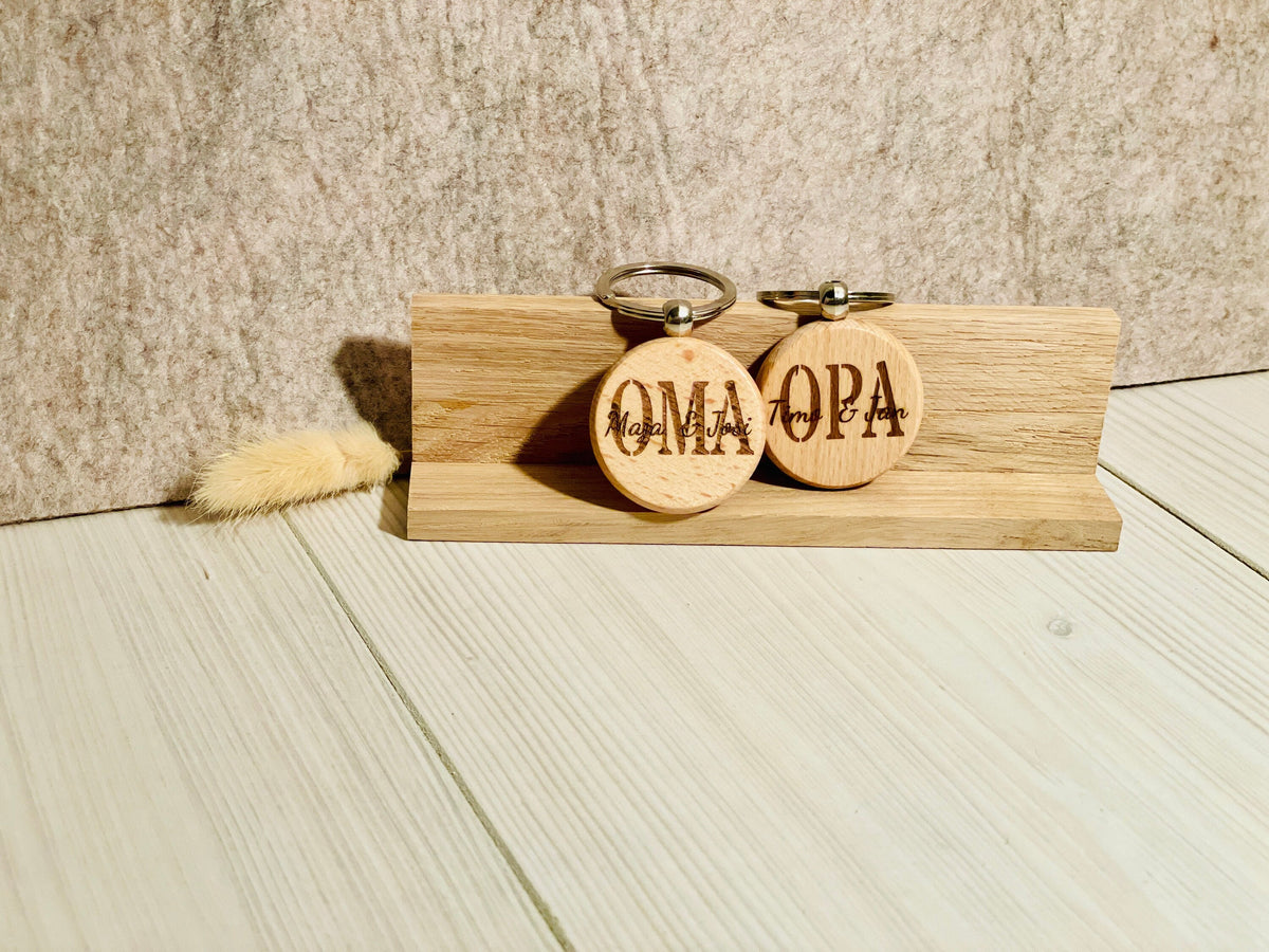 Schlüsselanhänger in Geschenkbox Geschenk Oma Opa Mama Papa Enkel Kinder für den der alles hat, DasGlueckswerk, Schlüsselanhänger, Keychains, Holz, Metall